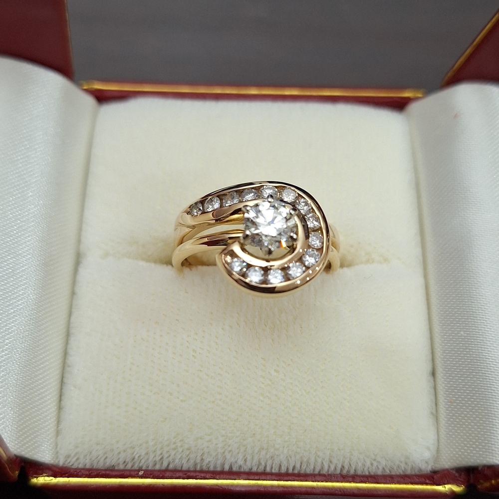 Elegant Gold and Silver Women's Ring